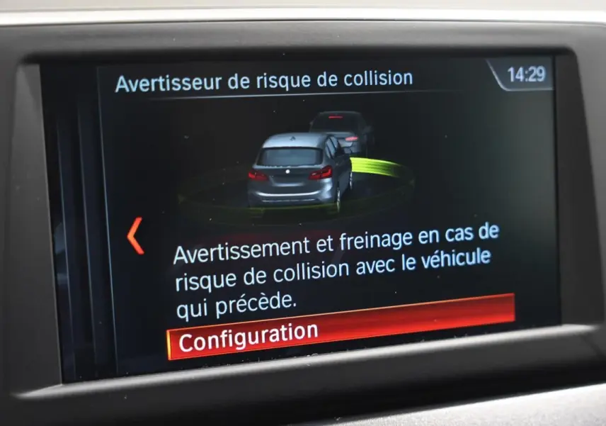 Écran de bord affichant l'avertisseur de risque de collision avec illustration de deux véhicules gris.