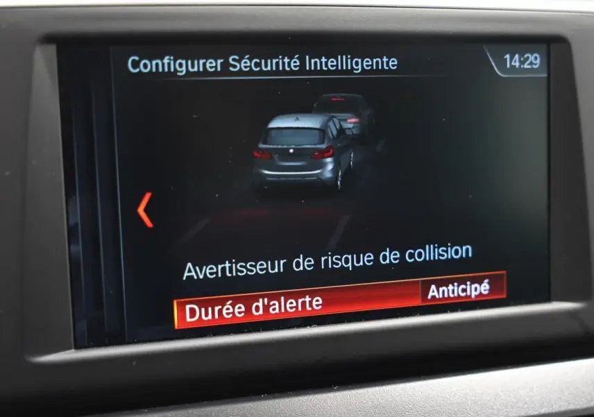 Écran intérieur de la BMW Série 2 Active Tourer blanc montrant l'alerte de risque de collision en mode anticipé.