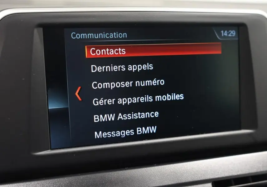 Écran central du système de communication BMW Série 2 Active Tourer 216d affichant le menu Contacts en intérieur.