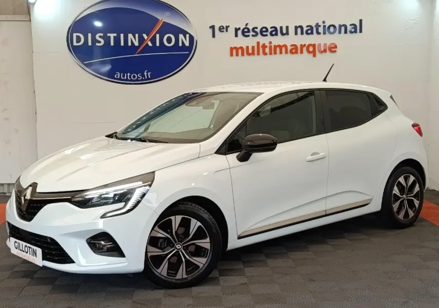 Renault Clio Evolution TCe 100 GPL blanc vue 3/4 avant droit, jantes alliage et rétroviseurs noirs.