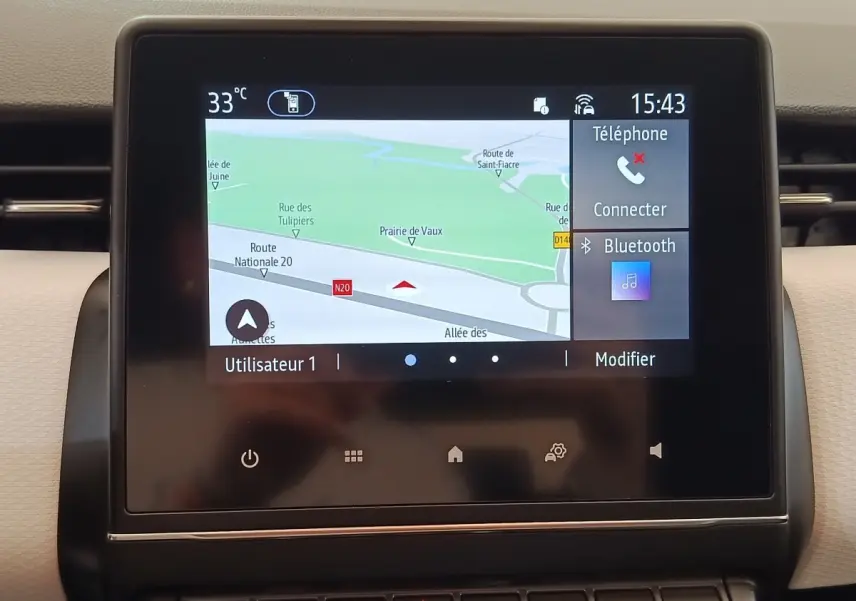 Écran tactile central de navigation et Bluetooth dans l’habitacle de la Renault Clio Evolution TCe 100 GPL 2023.