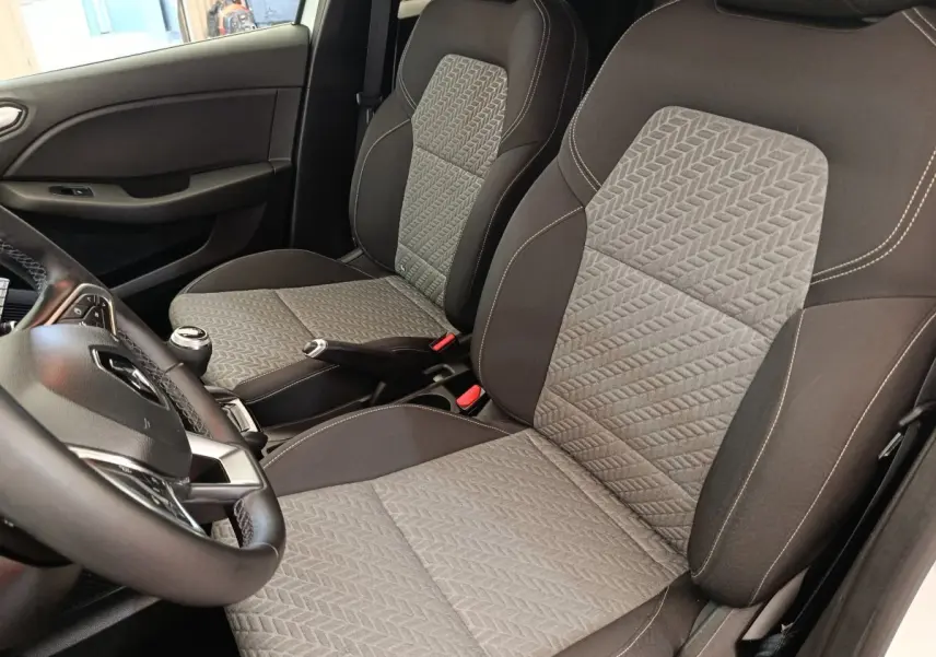 Vue intérieure rapprochée des sièges avant gris et noirs de la Renault Clio Evolution TCe 100 GPL 2023.