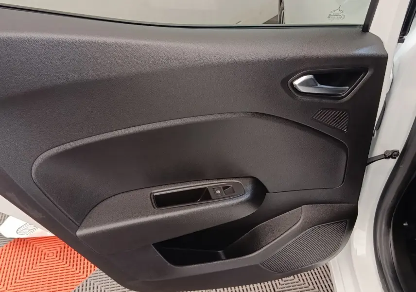 Vue intérieure de la porte avant droite noire de la Renault Clio Evolution TCe 100 GPL blanche 2023.