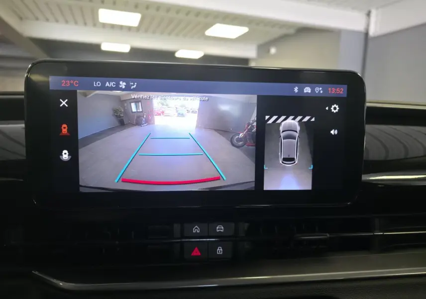 Écran central de la FIAT 600 Hybrid noir montrant la caméra de recul 180° avec guidage et vue 360° intérieure.