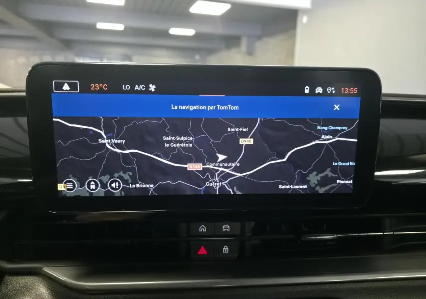 Écran central tactile du tableau de bord du Fiat 600 noir, affichant la navigation TomTom en intérieur.