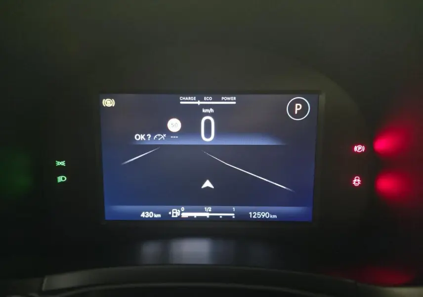 Affichage numérique du combiné d'instrumentation de la Fiat 600 Hybrid 2025, avec indication vitesse à 0 km/h et voyants allumés.