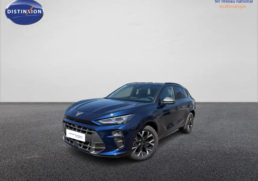 Vue 3/4 avant droite d'une CUPRA Terramar bleu métallisé avec jantes alliage et rétroviseurs argentés sur fond neutre.
