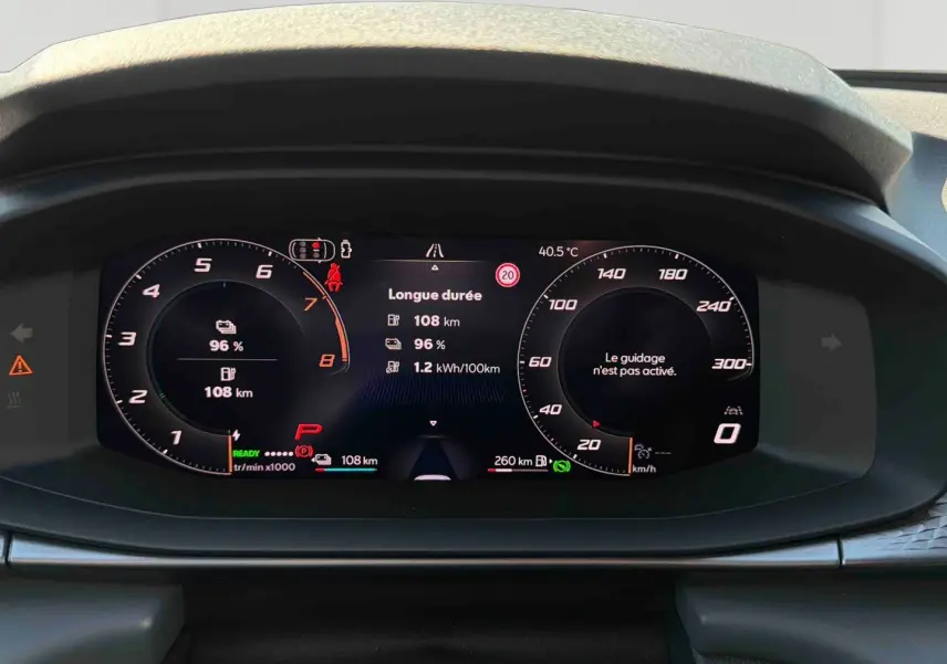 Affichage numérique du tableau de bord de la CUPRA Terramar 2025, avec informations batterie et vitesse, vue frontale.