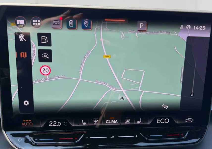 Écran tactile central affichant la navigation et la climatisation à 22°C dans une CUPRA Terramar 2025.