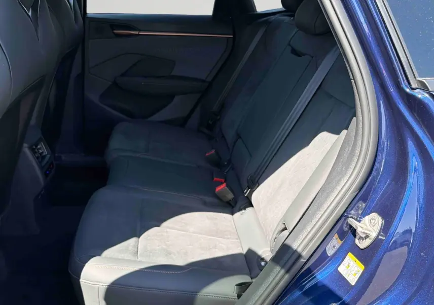 Vue intérieure côté droit des sièges arrière en suédine grise du CUPRA Terramar bleu métallisé avec portière ouverte.