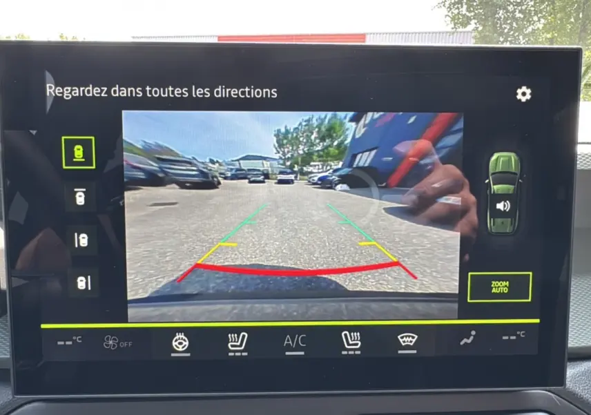 Écran de caméra de recul du Dacia Bigster gris schiste 2025, affichant la vue arrière avec lignes de guidage colorées.