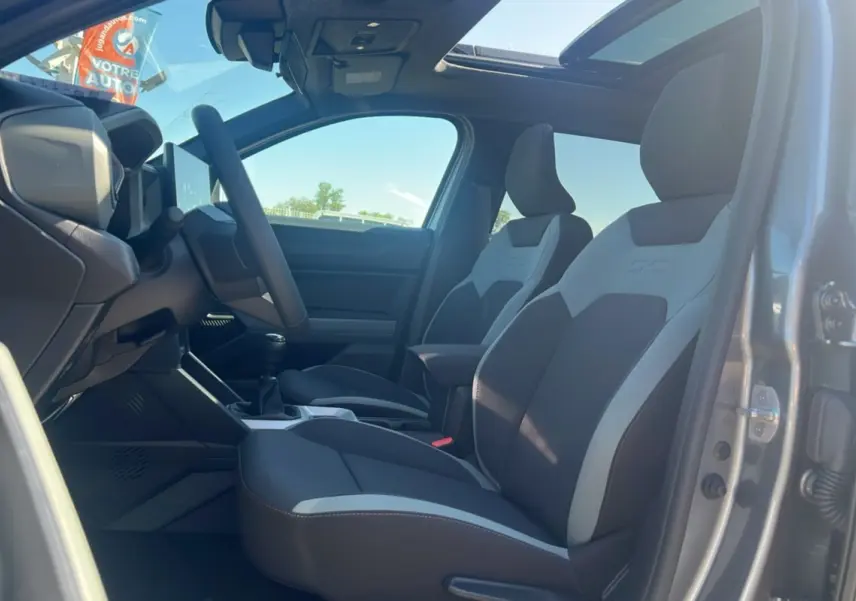 Intérieur du DACIA BIGSTER 2025 TCE 130 4X4 Extreme Plus en gris schiste, vue côté gauche sur les sièges avant et le volant.