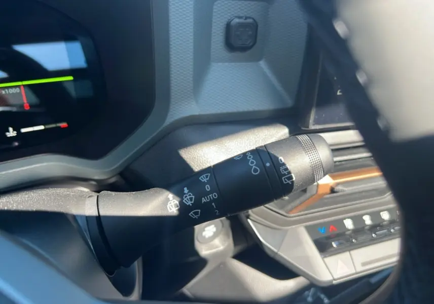 Gros plan sur la commande d’essuie-glace du tableau de bord du Dacia Bigster gris schiste 2025, version TCE 130 4x4 Extreme Plus.