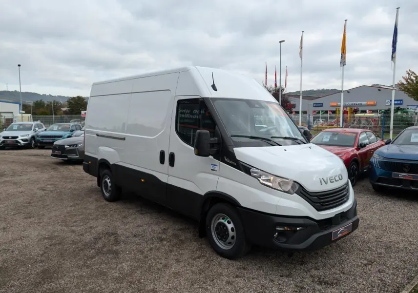 Fourgon Iveco Daily blanc vu en 3/4 avant droit avec calandre noire et portes latérales coulissantes.
