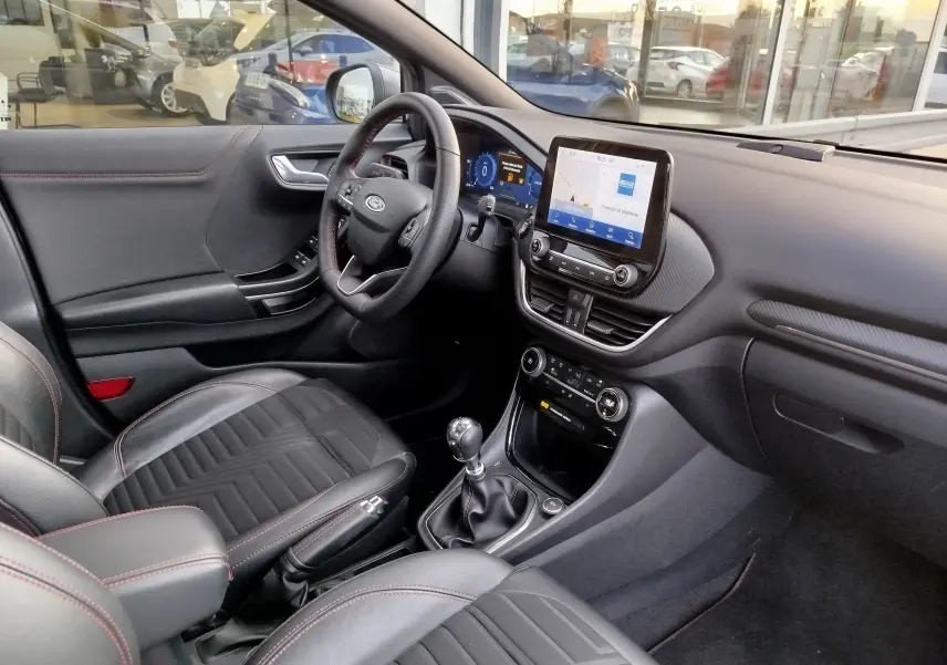 Vue intérieure côté conducteur du Ford Puma 1.0 EcoBoost 2020 avec tableau de bord numérique et écran tactile central.