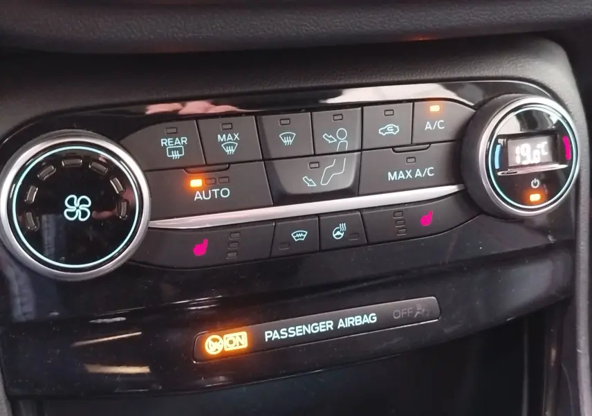Panneau de climatisation automatique du Ford Puma 2020 avec réglage à 19°C et sièges chauffants activés.