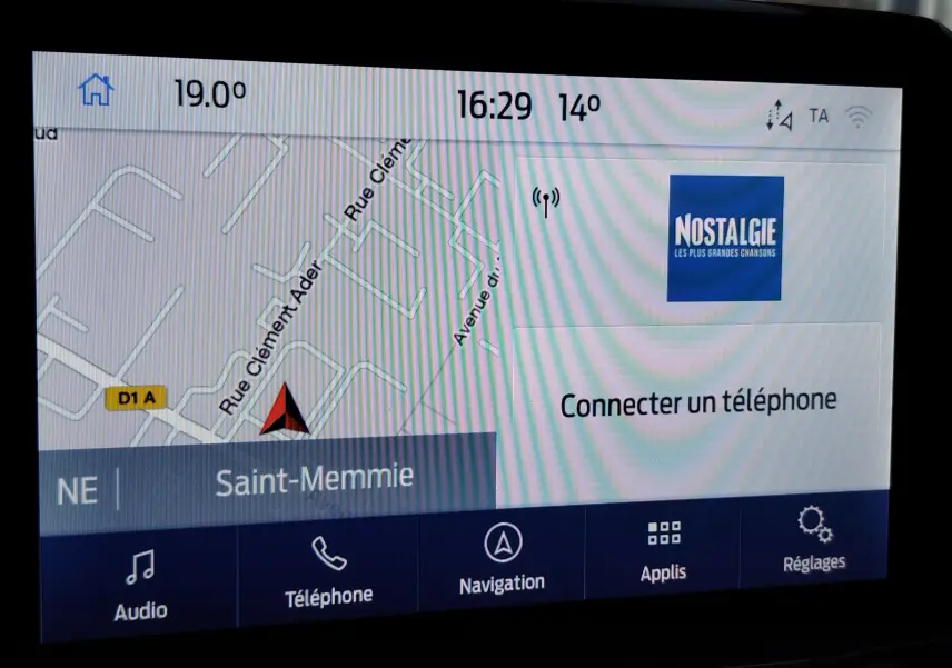 Écran tactile de navigation de la Ford Puma 2020 affichant une carte et options multimédia en intérieur noir.