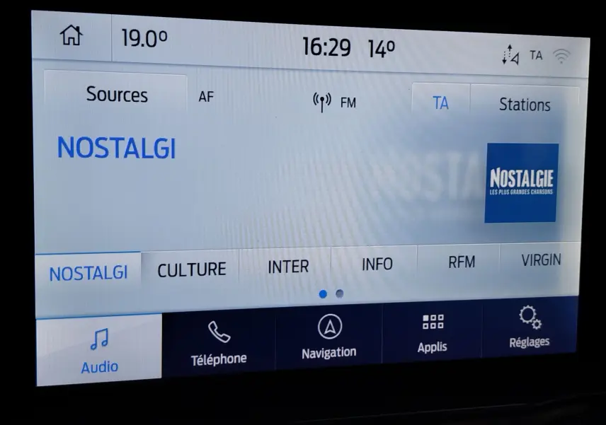 Écran tactile central du Ford Puma 2020 montrant la radio FM sur la station Nostalgie, interface claire et moderne.