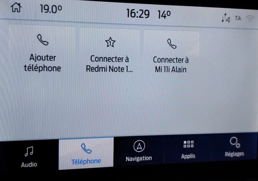 Écran tactile central du Ford Puma 2020 montrant les options de connexion téléphone avec interface claire en intérieur