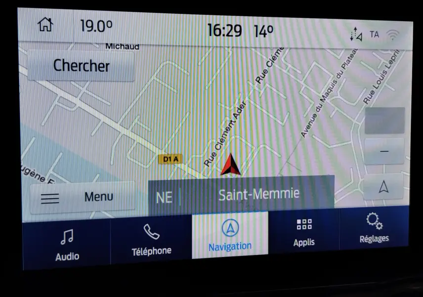 Vue avant droite du Ford Puma 1.0 EcoBoost gris métallisé, mettant en valeur ses phares LED et sa calandre sportive.