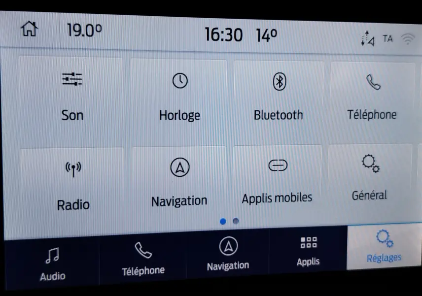 Écran tactile du système multimédia Ford Puma 2020 affichant les options Son, Horloge, Bluetooth, Téléphone, Radio et Navigation.