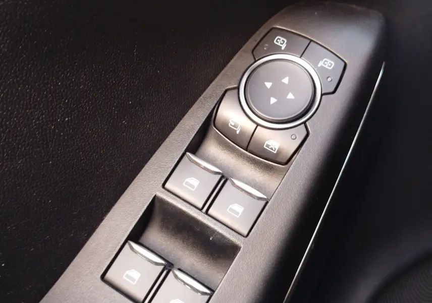 Commande des vitres électriques et réglage des rétroviseurs côté conducteur dans un Ford Puma gris Fashion Métallisé.