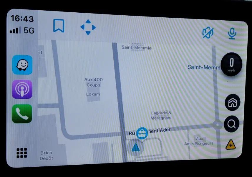 Écran de navigation du Ford Puma 1.0 EcoBoost gris, affichant une carte avec options connectées en vue frontale.
