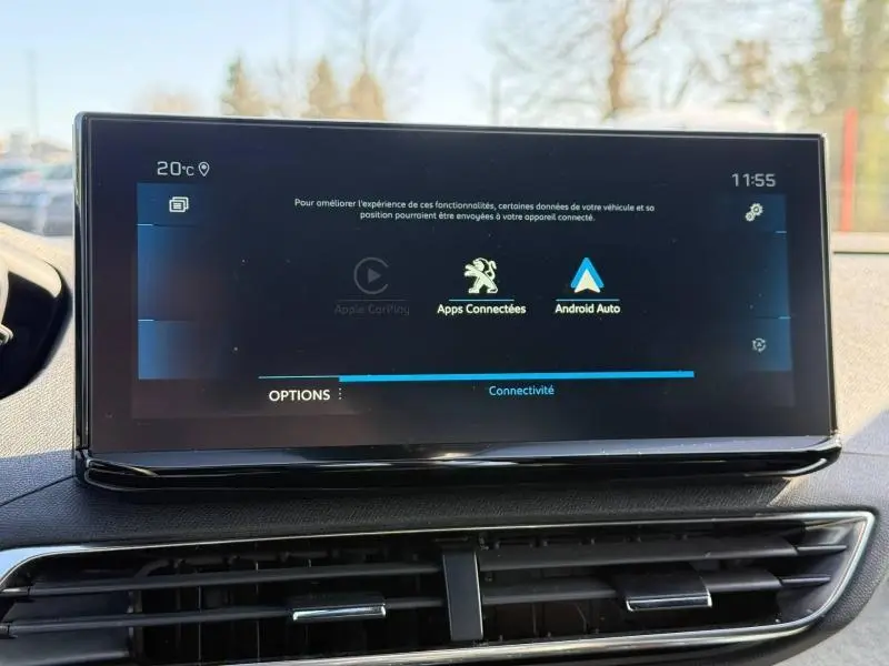 Écran tactile central du Peugeot 3008 2024 affichant les options de connectivité Apple CarPlay et Android Auto, intérieur noir.