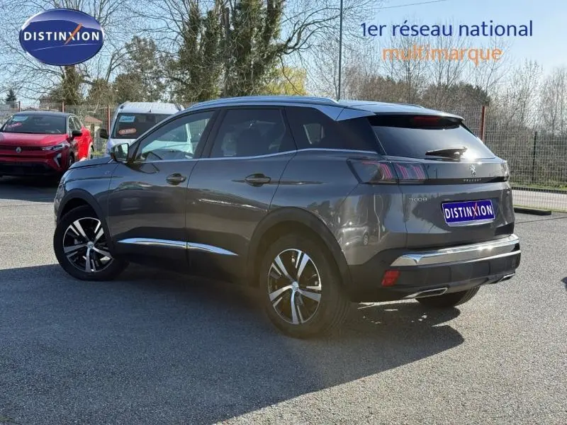 Peugeot 3008 Gris Platinium en 3/4 arrière droit, soulignant ses lignes modernes et ses jantes alliage distinctives.
