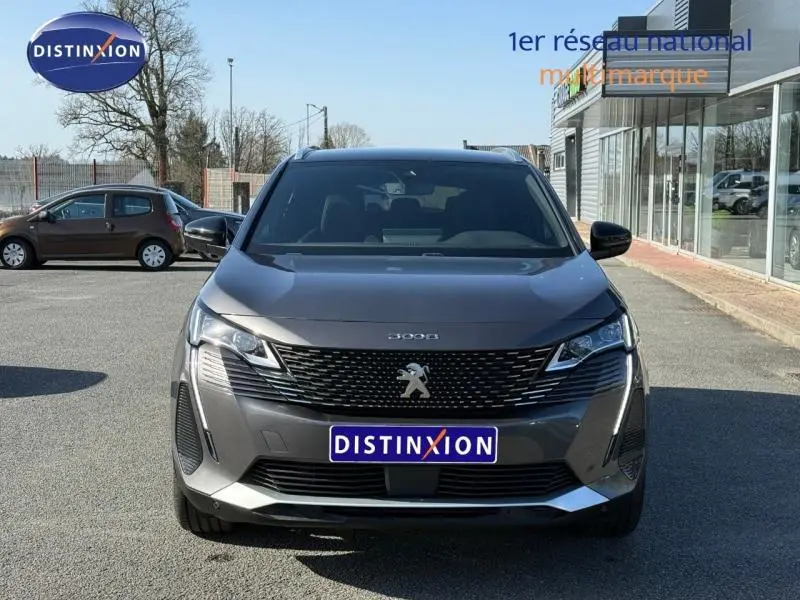 Vue avant frontale du Peugeot 3008 2024 gris Platinium avec calandre noire et logo lion distinctif.