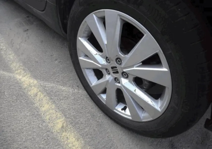 Gros plan sur la jante alliage 17 pouces argentée côté avant droit du SEAT Arona blanc Nevada.