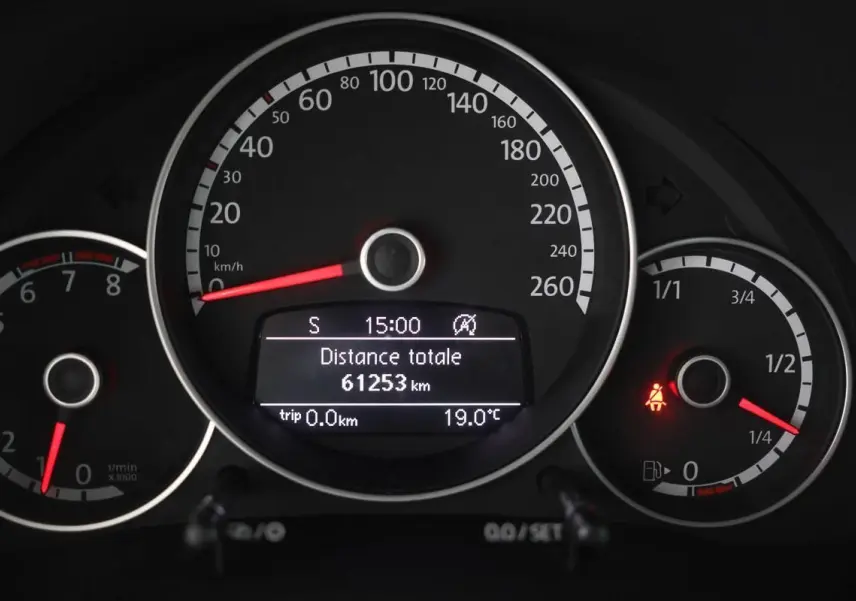 Vue rapprochée du tableau de bord de la Volkswagen Coccinelle 2016, affichant le compteur de vitesse et le kilométrage.