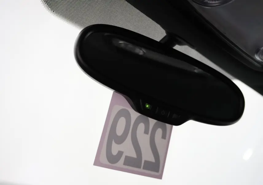 Gros plan sur le rétroviseur intérieur noir avec indication lumineuse, intérieur de Volkswagen Coccinelle 2016.