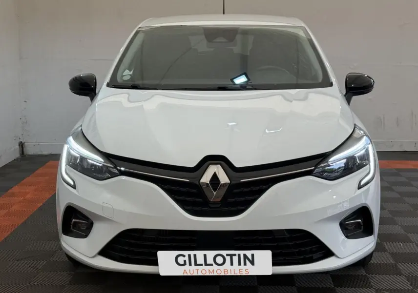 Vue avant d'une Renault Clio Evolution TCe 100 GPL blanche avec phares LED et rétroviseurs noirs.