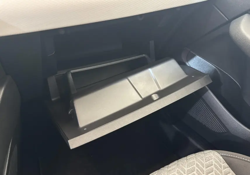 Gros plan sur la boîte à gants ouverte côté passager dans l’habitacle de la Renault Clio Evolution TCe 100 GPL 2023.