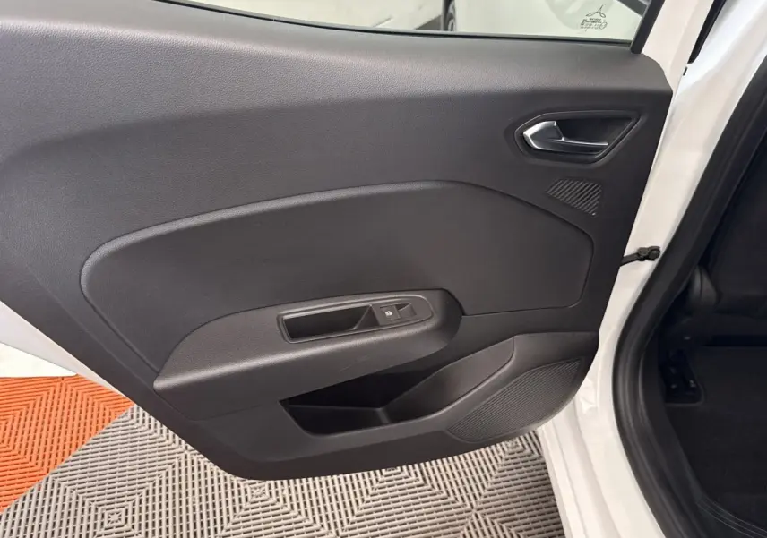 Vue intérieure de la porte arrière droite noire d’une Renault Clio blanche Evolution TCe 100 GPL 2023.