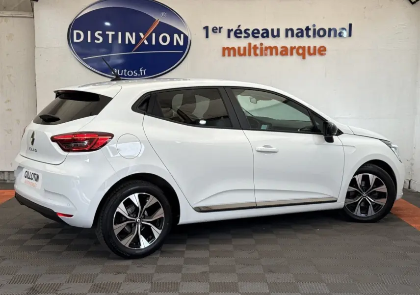 Renault Clio Evolution TCe 100 GPL blanc vue de profil côté droit, jantes alliage et vitres teintées.