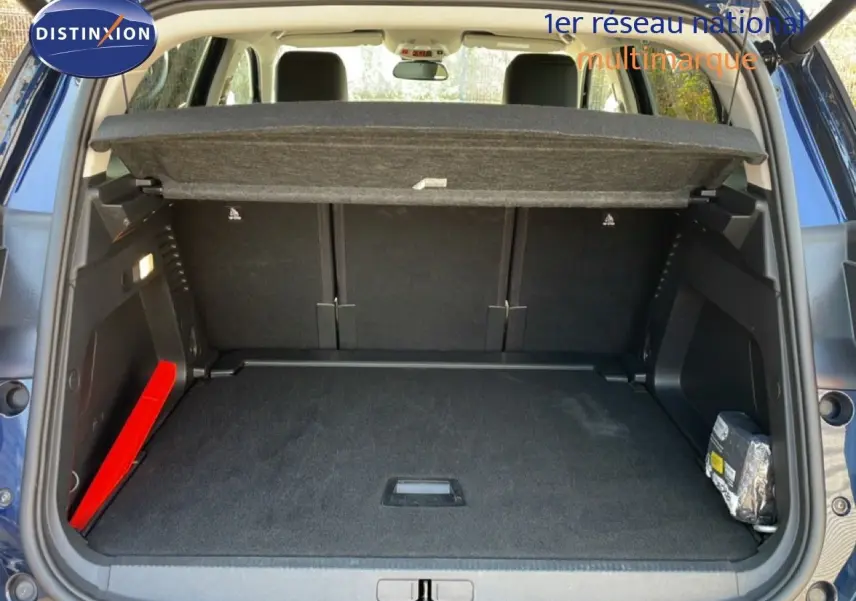 Vue arrière du coffre ouvert d'un Citroën C5 Aircross 2025 bleu Eclipse Metal, montrant un espace de rangement propre et bien organisé.