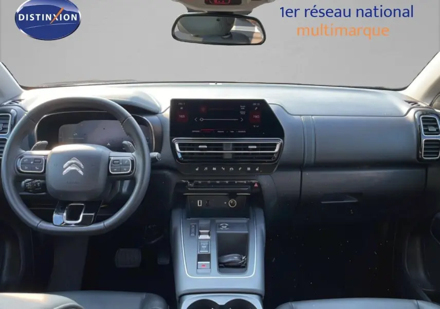 Vue intérieure frontale du tableau de bord noir du Citroën C5 Aircross 2025 avec écran tactile et volant multifonction.