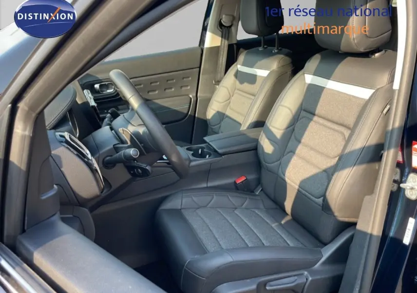Vue intérieure côté conducteur du Citroën C5 Aircross bleu Eclipse Metal, sièges tissu et cuir noir avec surpiqûres grises.