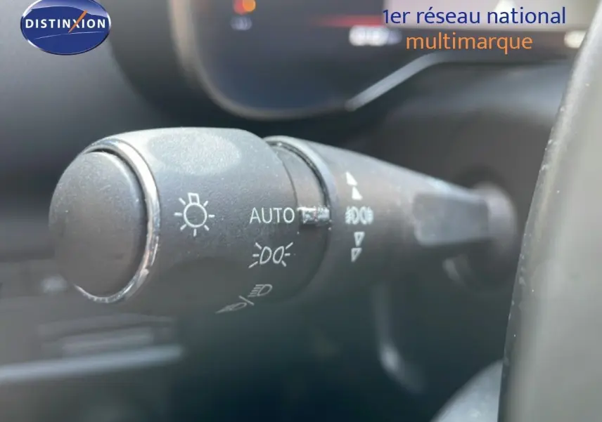 Gros plan sur la commande des phares à gauche du volant dans l’habitacle d’un Citroën C5 Aircross bleu Eclipse Metal 2025.