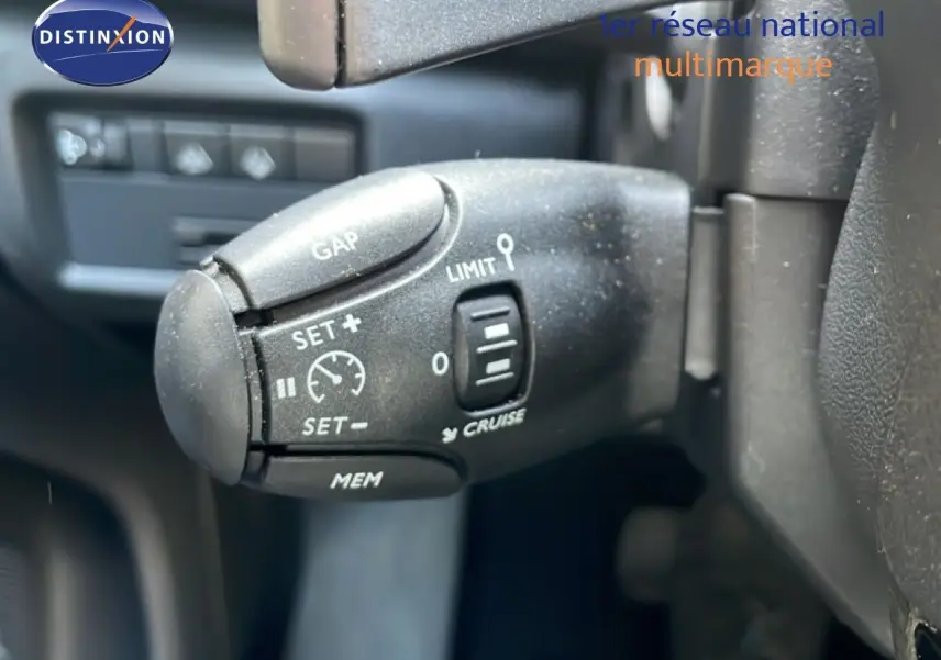 Gros plan sur la commande de régulateur de vitesse noire à gauche du volant d’un Citroën C5 Aircross 2025.