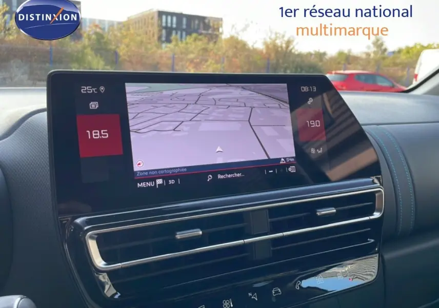 Vue intérieure du tableau de bord du Citroën C5 Aircross 2025, écran tactile avec navigation et aérateurs horizontaux noirs.