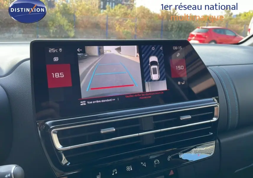 Vue intérieure du tableau de bord du Citroën C5 Aircross 2025 avec écran tactile affichant la caméra de recul.