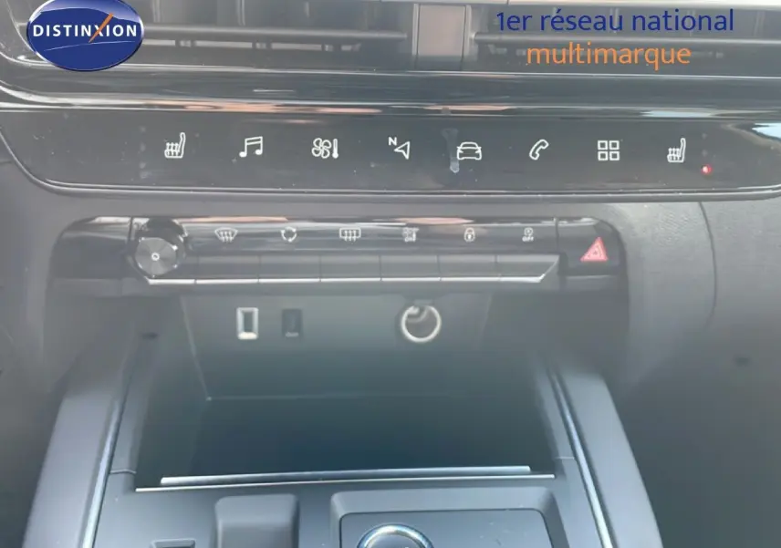 Vue intérieure centrée sur la console centrale du Citroën C5 Aircross 2025, avec commandes tactiles et bouton start.