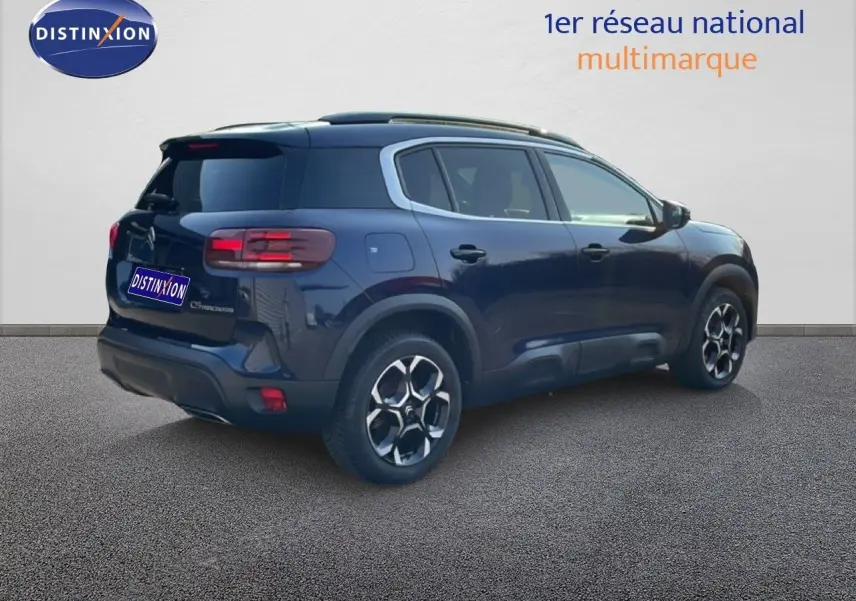 Vue 3/4 arrière droite d'un Citroën C5 Aircross 2025 bleu Eclipse Métal avec jantes bi-ton et vitres teintées.