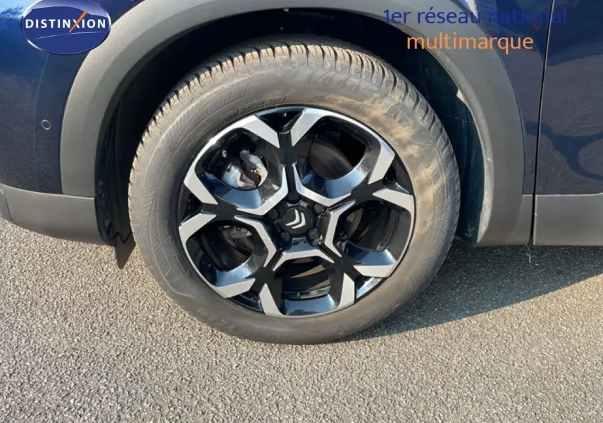 Gros plan sur la roue avant droite du Citroën C5 Aircross bleu Eclipse Metal avec jante alliage noire et grise.