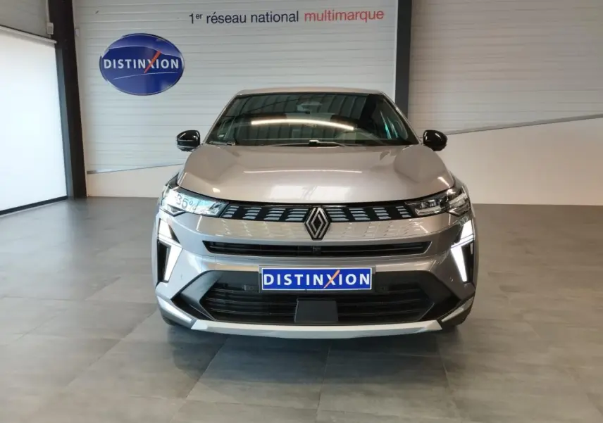 Renault Symbioz gris Cassiopée vu de face, mettant en valeur sa calandre 3D et ses feux LED verticaux.