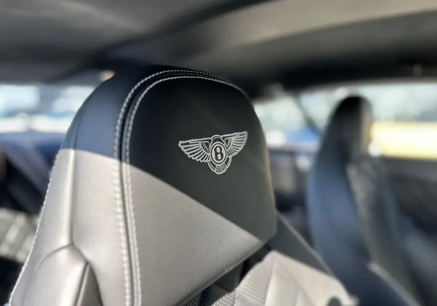 Gros plan sur l'appui-tête en cuir noir avec logo Bentley brodé à l'intérieur d'une Continental GT Speed 2015.