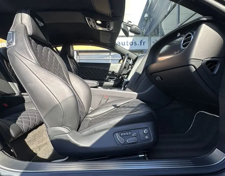Intérieur noir de la Bentley Continental GT Speed 2015 vu côté gauche, siège cuir avec surpiqûres et logo Bentley brodé.